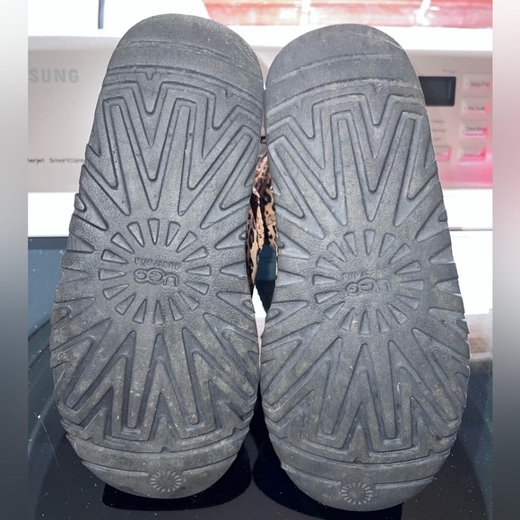 UGG Bailey Bow Womens Leopard/Cheetah Print Shearling Lined Boots Size 4 - Picture 9 of 9